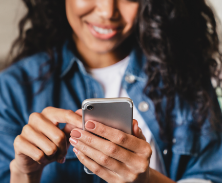 Mulher com smartphone na mão