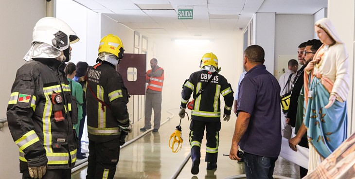 Simulado de incêndio sendo realizado nas unidades de internação do Hospital Mãe de Deus | Foto: Tuany Lima (Comunicação Corporativa)  