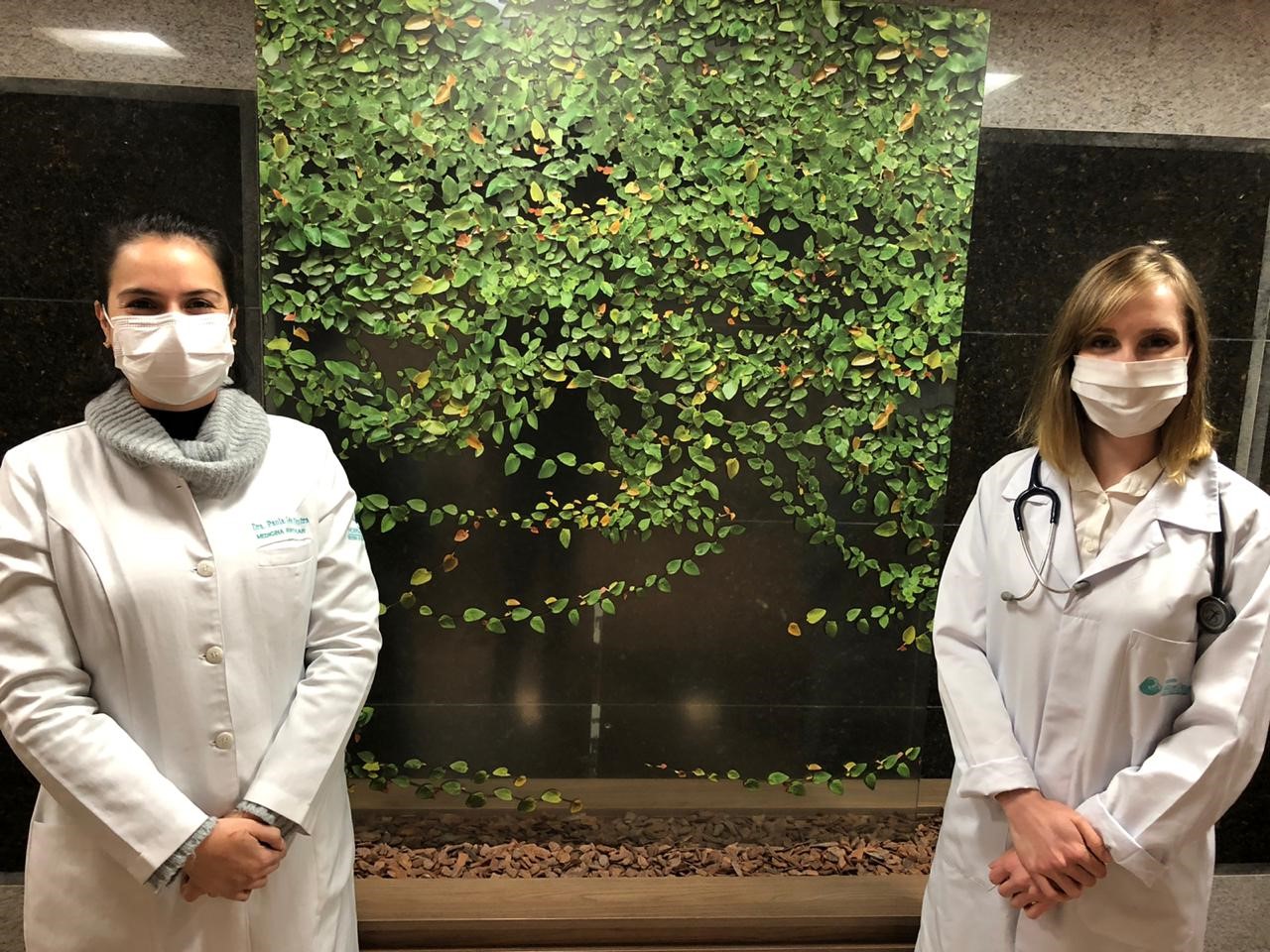 Dra. Paula Dutra (coordenadora médica do Núcleo de Cuidados Paliativos) e Dra. Estefânia Mocelin (geriatra do Corpo Clínico)