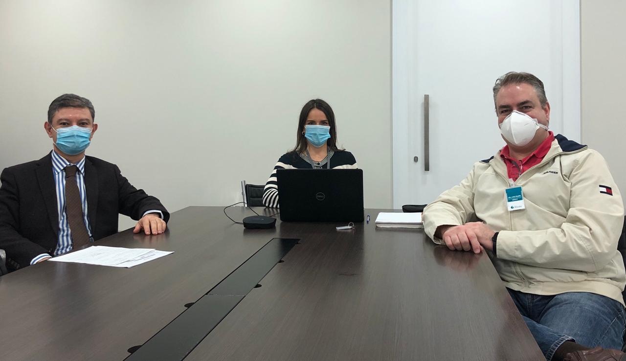 Silvana Schmidt (Comunicação Corporativa) em gravação com o diretor do Clínico e cirurgião digestivo do Hospital Mãe de Deus, Dr. Gerson Junqueira e o gestor do serviço de neurocirurgia e neurocirurgi